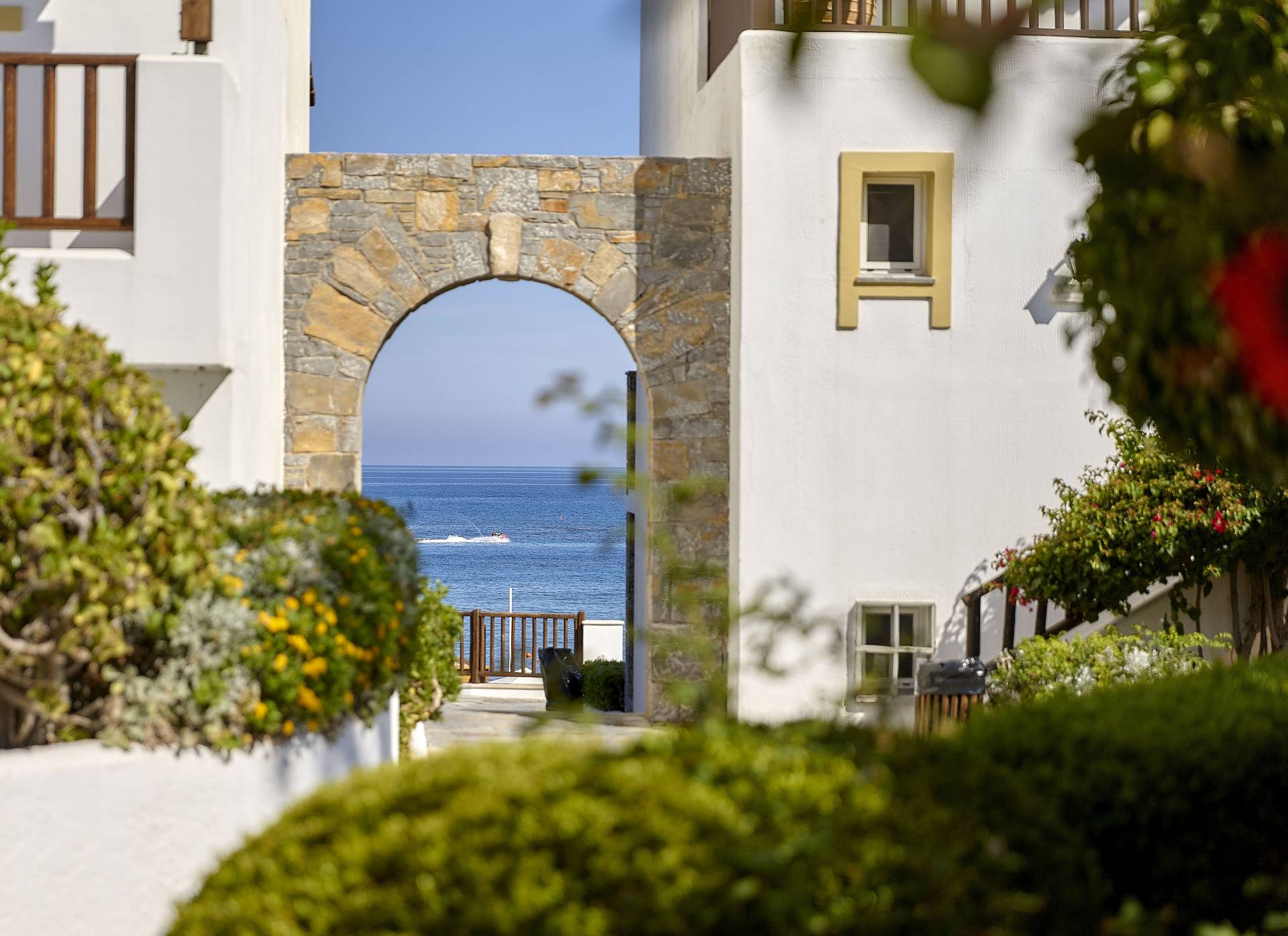 СВЯЖИТЕСЬ С НАМИ