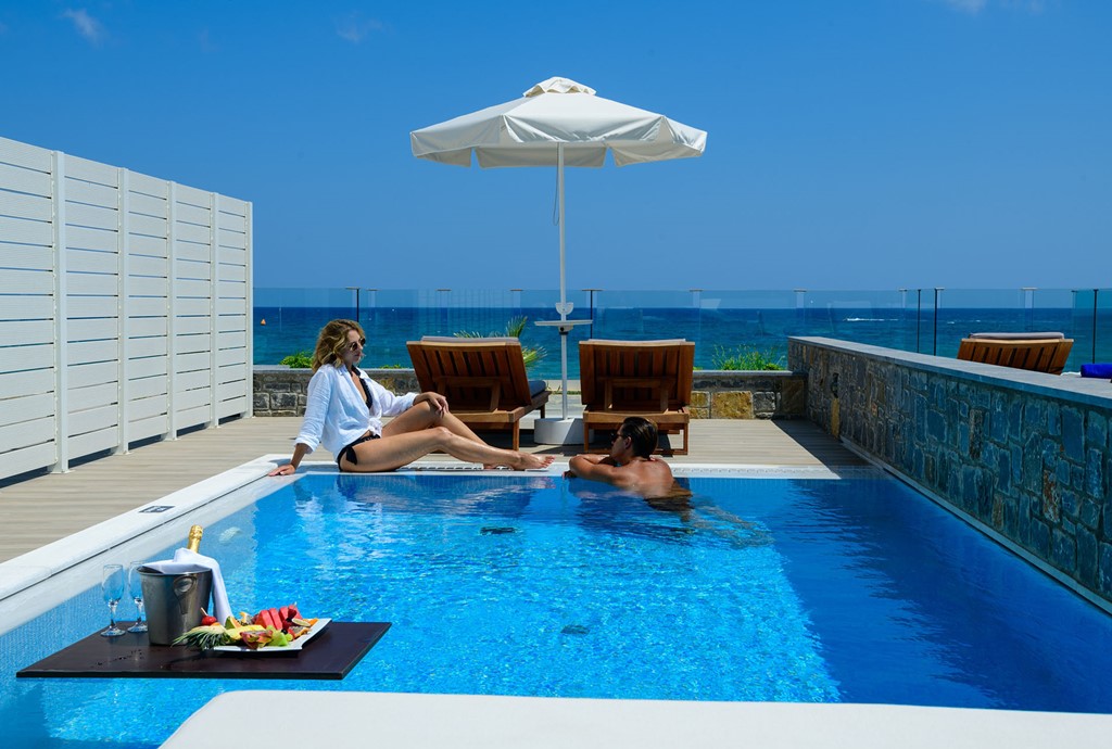 DELUXE BUNGALOW SUITE ARTEMIS-OPEN PLAN BEACH FRONT WITH PRIVATE POOL